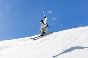 九游网页版入口-足球比赛加入青少年手势指令辅助沟通机制,足球比赛球员手势