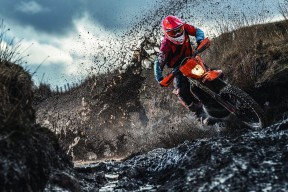 九游9游-德甲猛攻猛守:极致的攻防演绎!,猛攻战将是什么牌子的